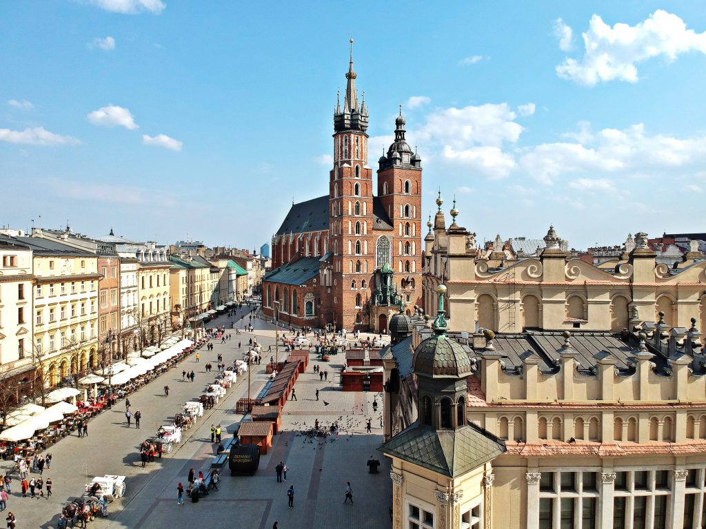 Gdzie zjeść w Krakowie - rynek główny z licznymi lokalami